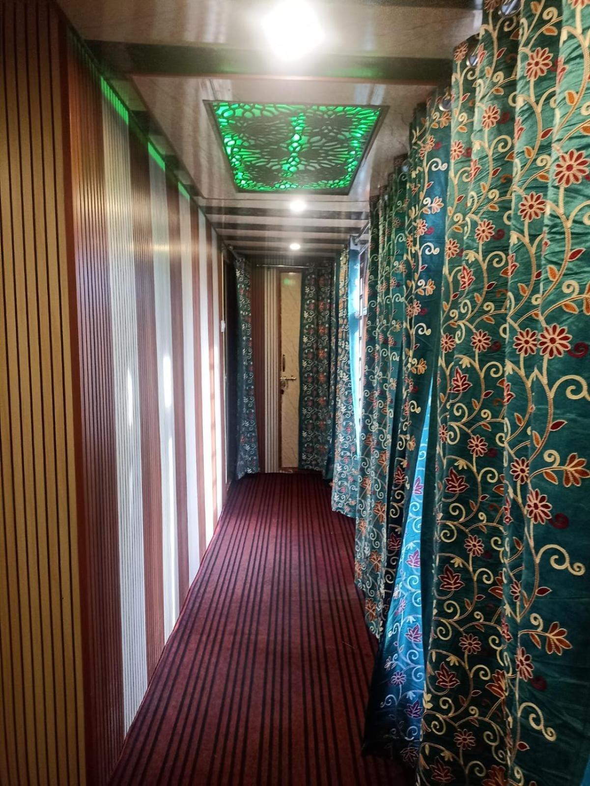 Backyard Stays With Dal Lake View Srīnagar 외부 사진