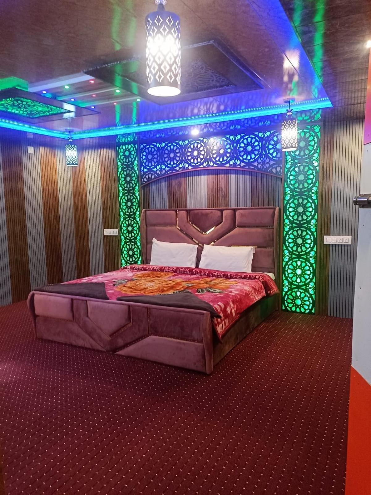 Backyard Stays With Dal Lake View Srīnagar 외부 사진